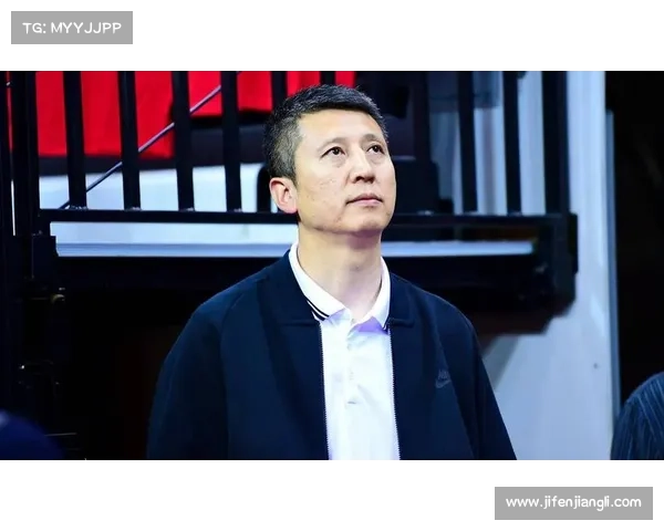 郭士强赛场边半蹲指挥白发骤增见证男篮备战艰辛岁月 郭士强赛场边半蹲指挥白发骤增见证男篮备战艰辛岁月